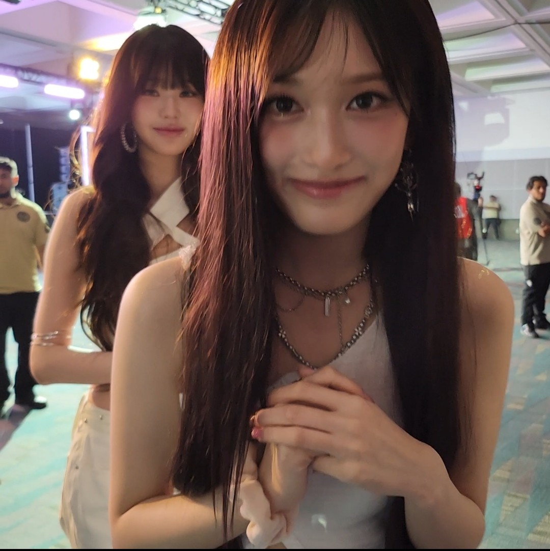 A moment captured by Leeseo (IVE)'s fan