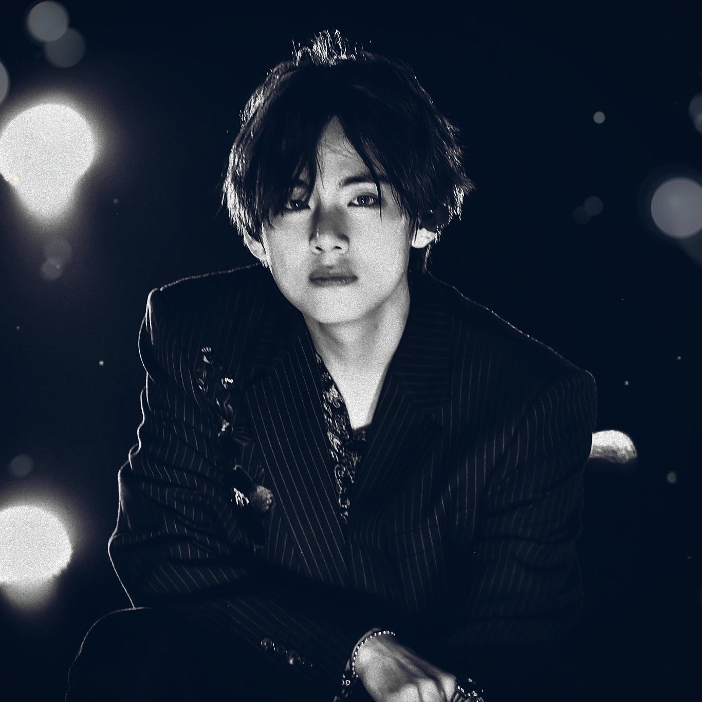 Behind-the-scenes cut of V (BTS)