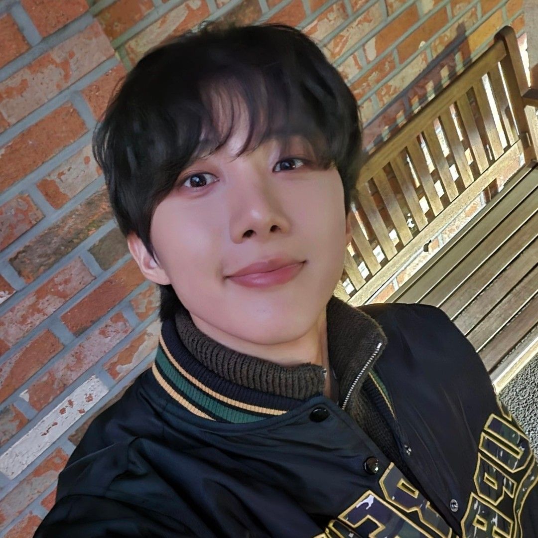 Recent activity shot of Hui (PENTAGON)