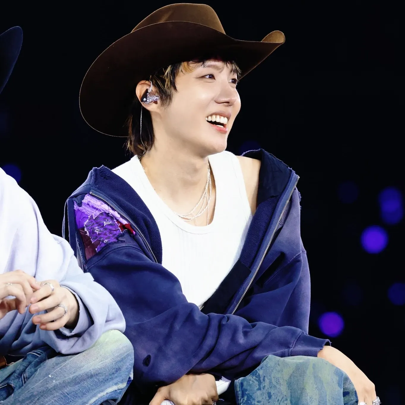 Foto terbaru j-hope (BTS)