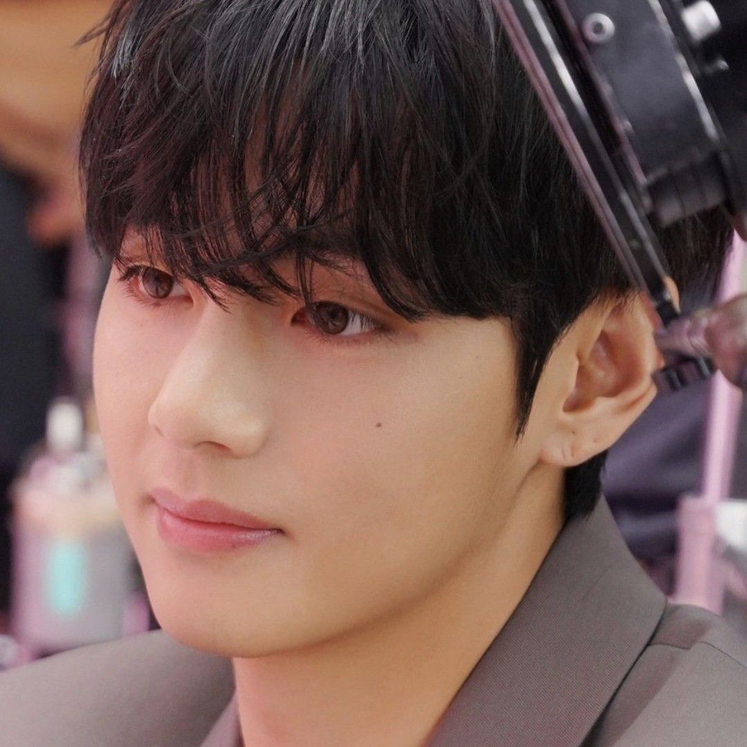 V (防彈少年團)的最新照片