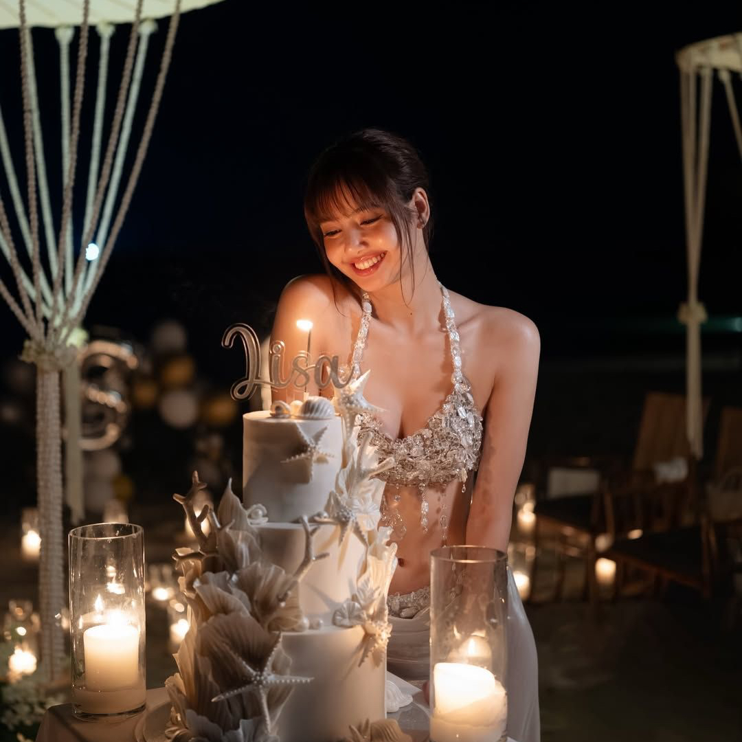 Behind-the-scenes cut of Lisa (BLACKPINK)