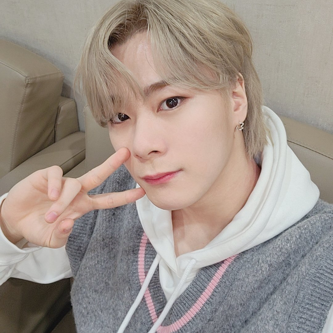 A moment captured by Moonbin (ASTRO)'s fan