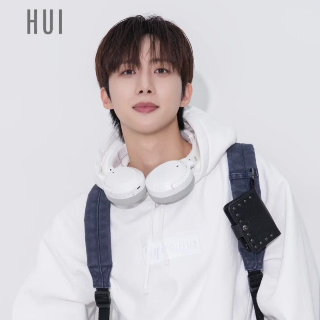 A moment captured by Hui (PENTAGON)'s fan