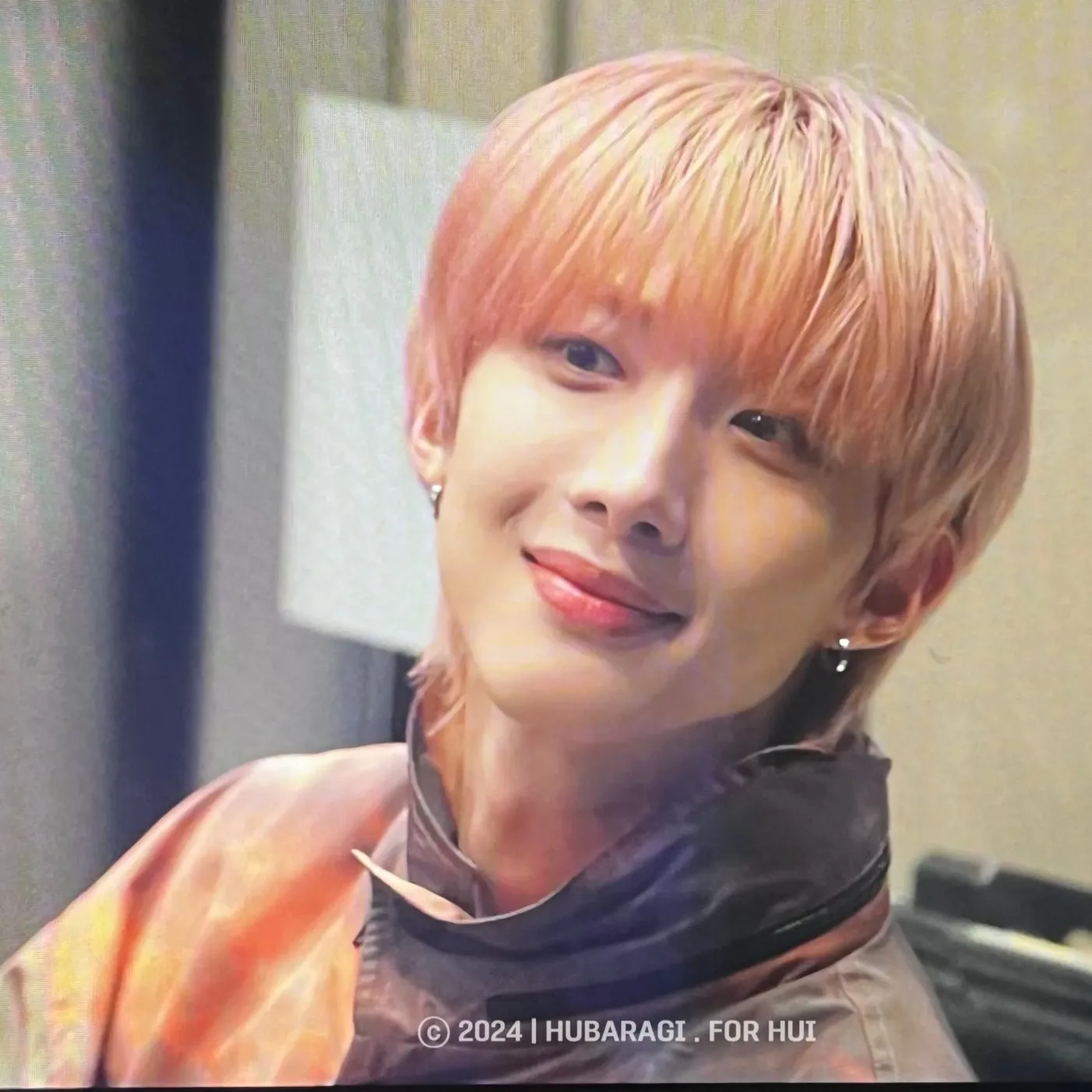 A moment captured by Hui (PENTAGON)'s fan