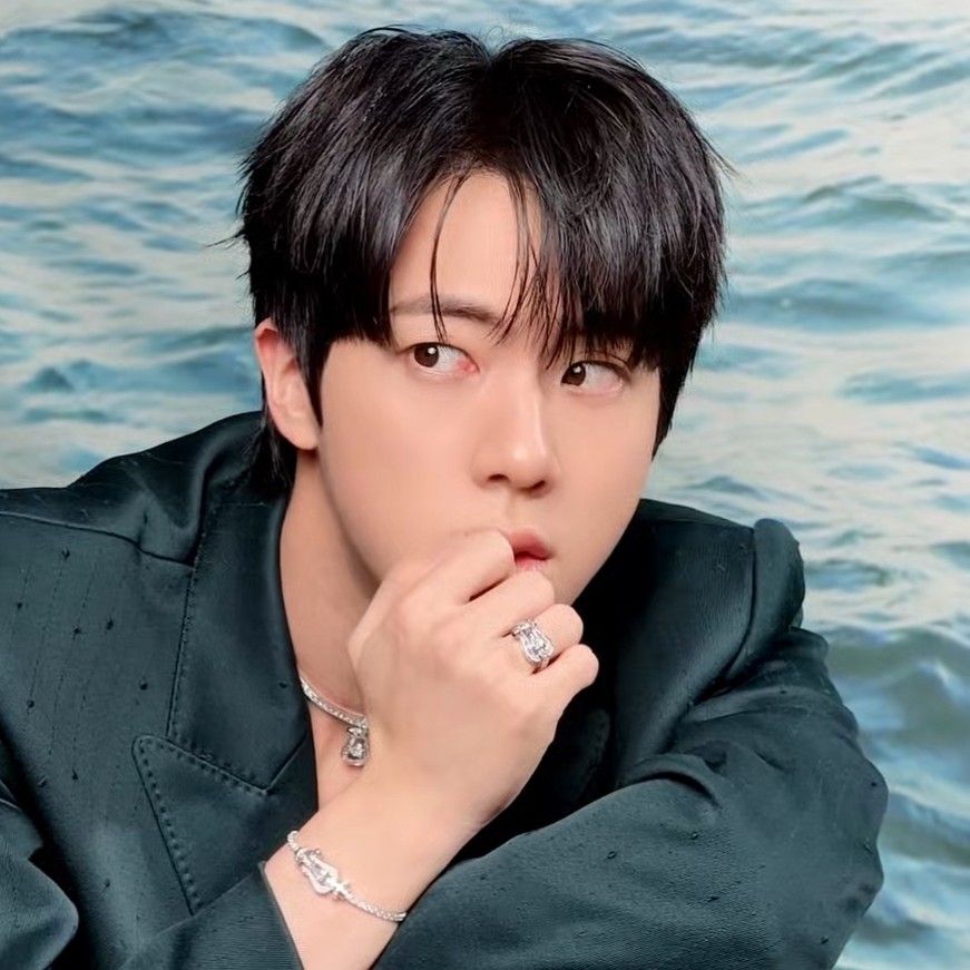 Foto aktivitas terbaru Jin (BTS)