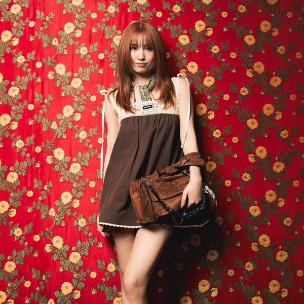 모모 (TWICE)의 매력을 담은 최애돌 대표 사진