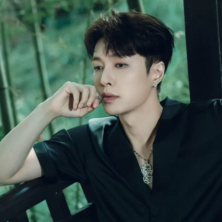 Behind-the-scenes cut of Lay (EXO)