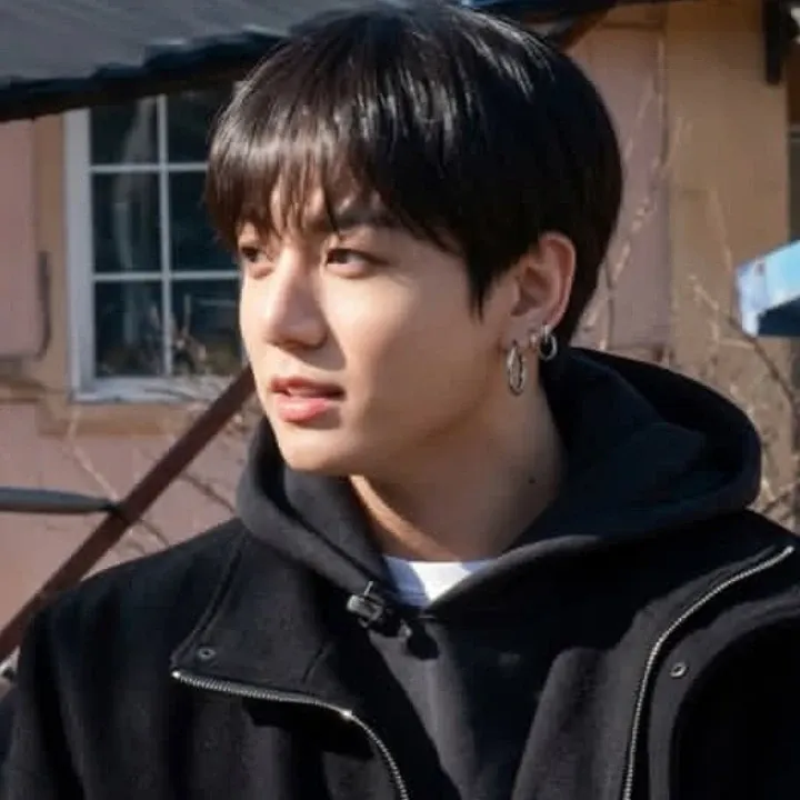 Foto aktivitas terbaru Jungkook (BTS)