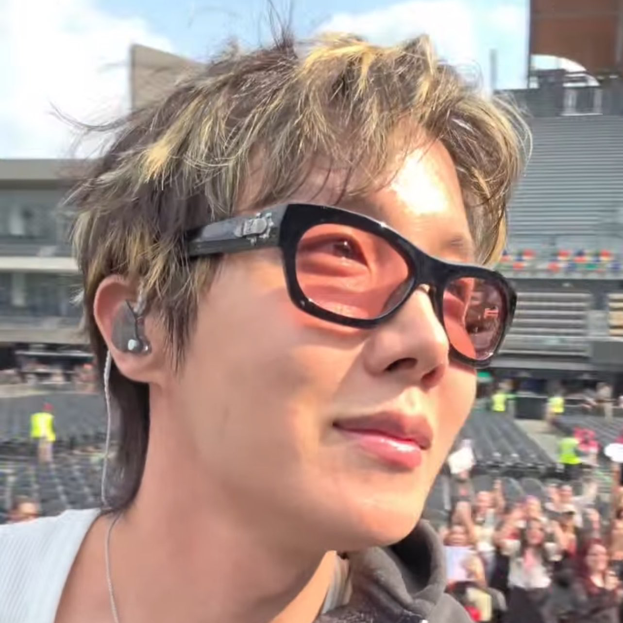 Foto aktivitas terbaru j-hope (BTS)