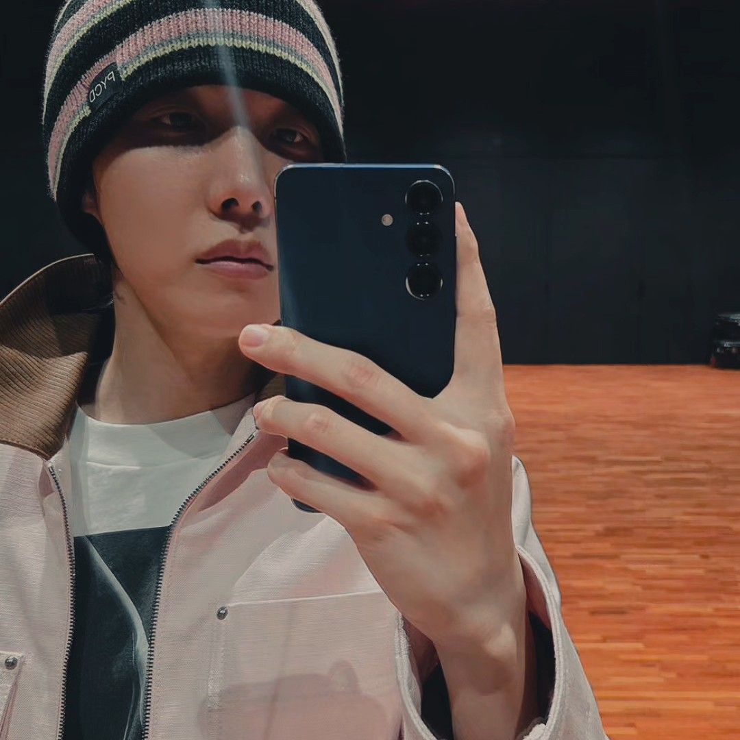 Foto terbaru j-hope (BTS)