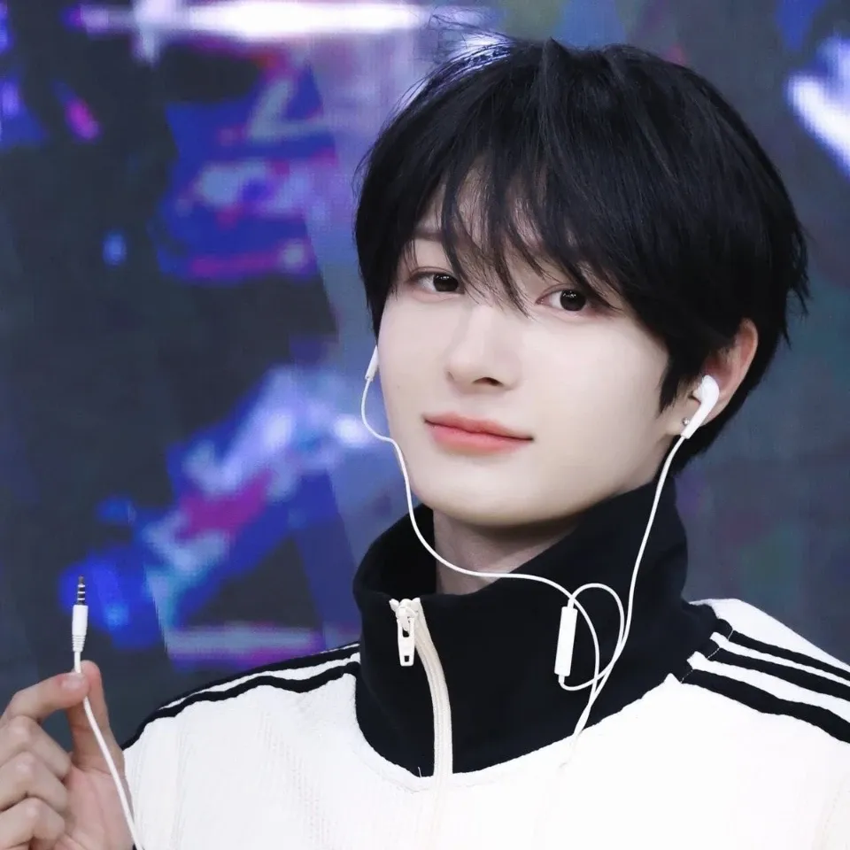 Behind-the-scenes cut of Donghwa (KickFlip)