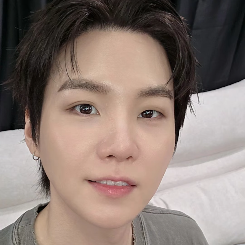 Foto aktivitas terbaru SUGA (BTS)