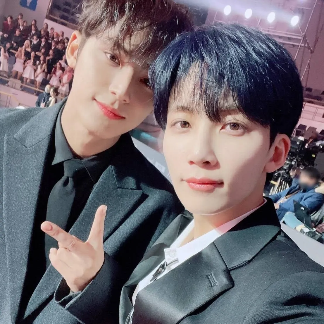 A moment captured by Jeonghan (SEVENTEEN)'s fan