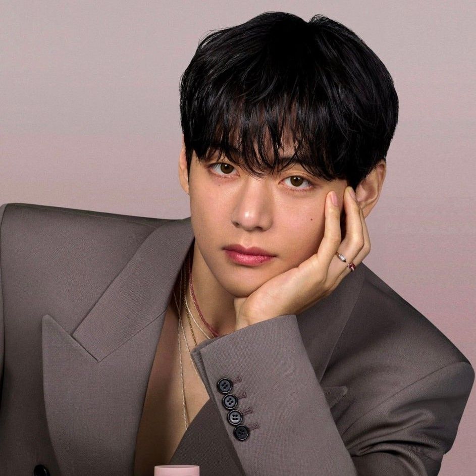 뷔 (방탄소년단)의 최신 사진