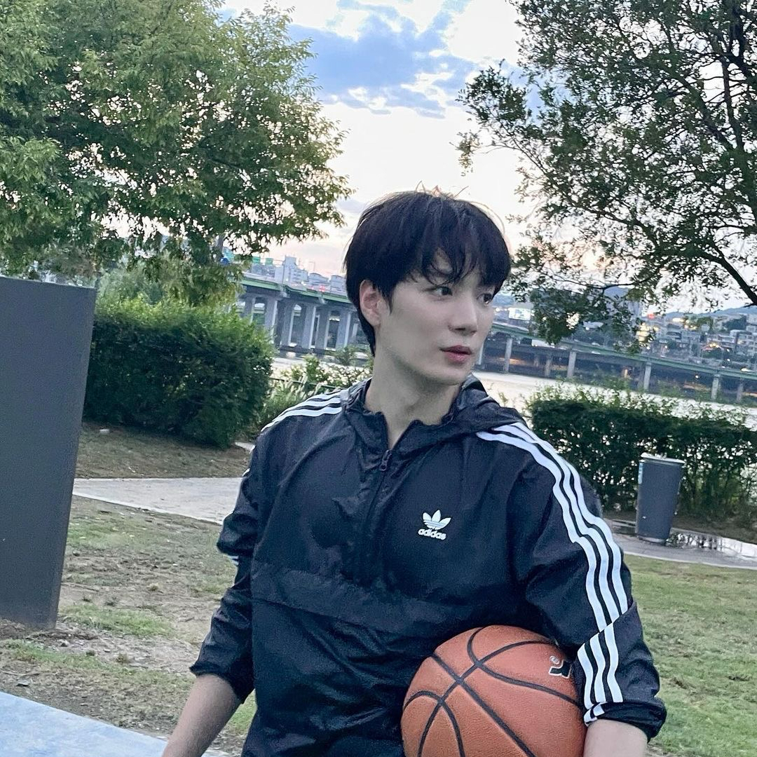 A moment captured by Kim Jonghyeon's fan