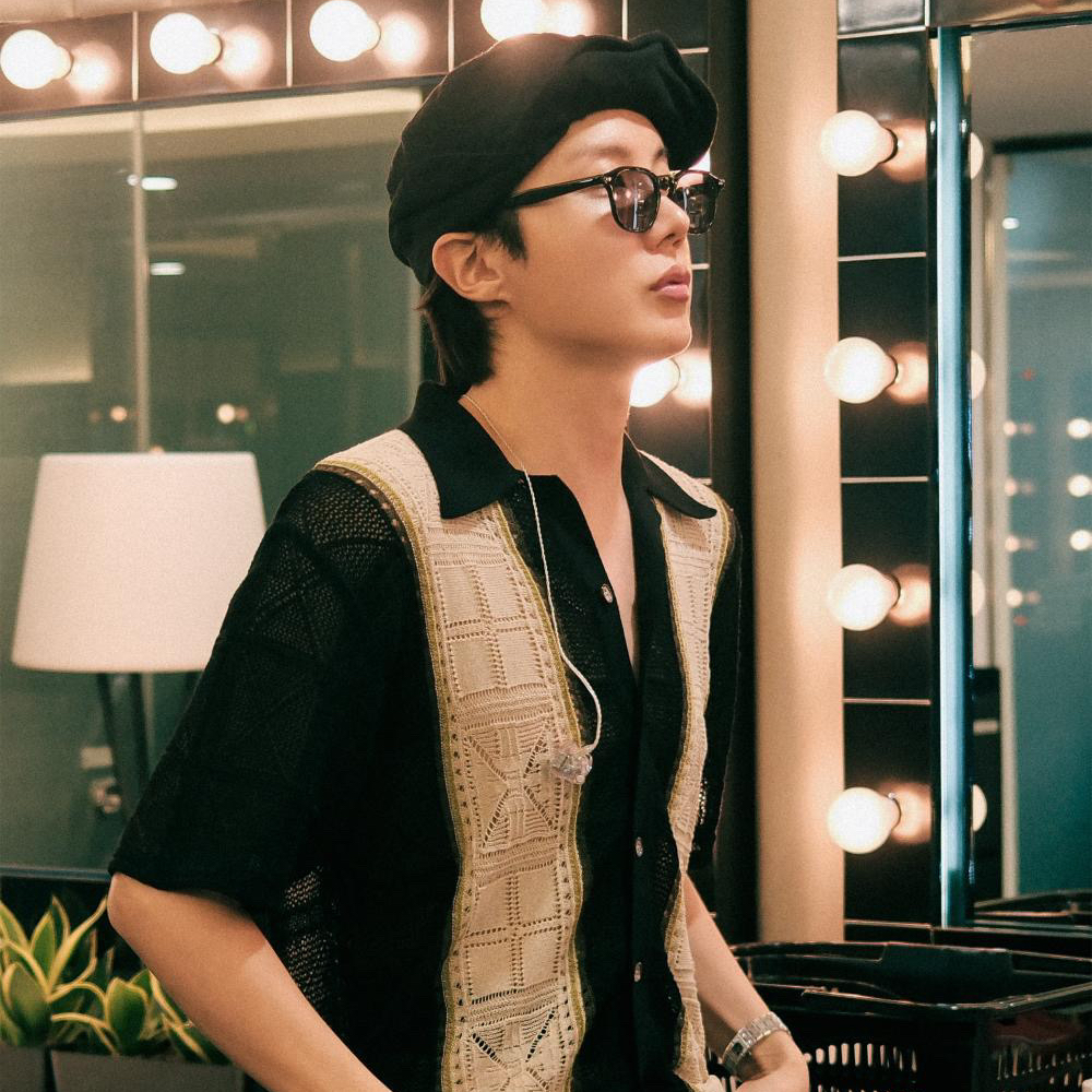 Foto aktivitas terbaru j-hope (BTS)