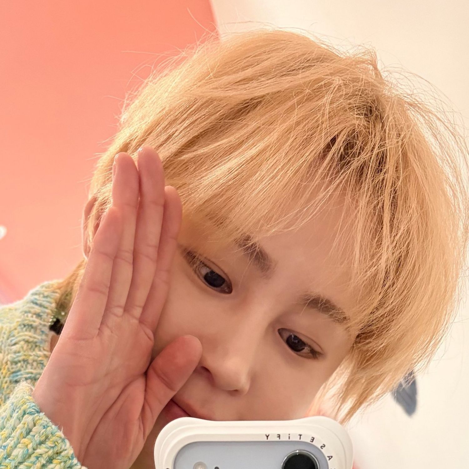 Behind-the-scenes cut of Ha Sungwoon