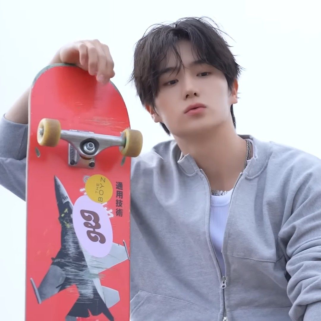 Latest photo of Hyunjae (THE BOYZ)