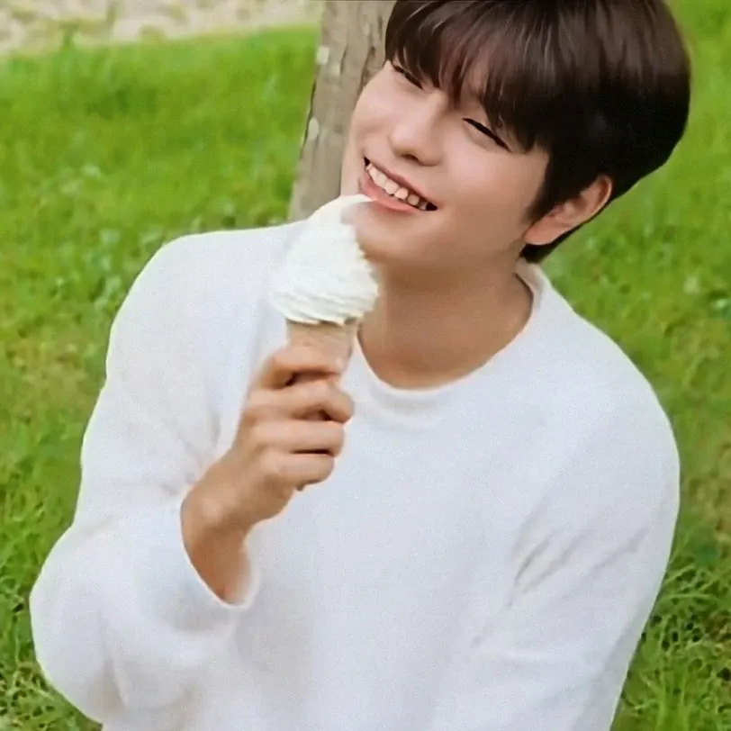 Latest photo of Seungmin (Stray Kids)