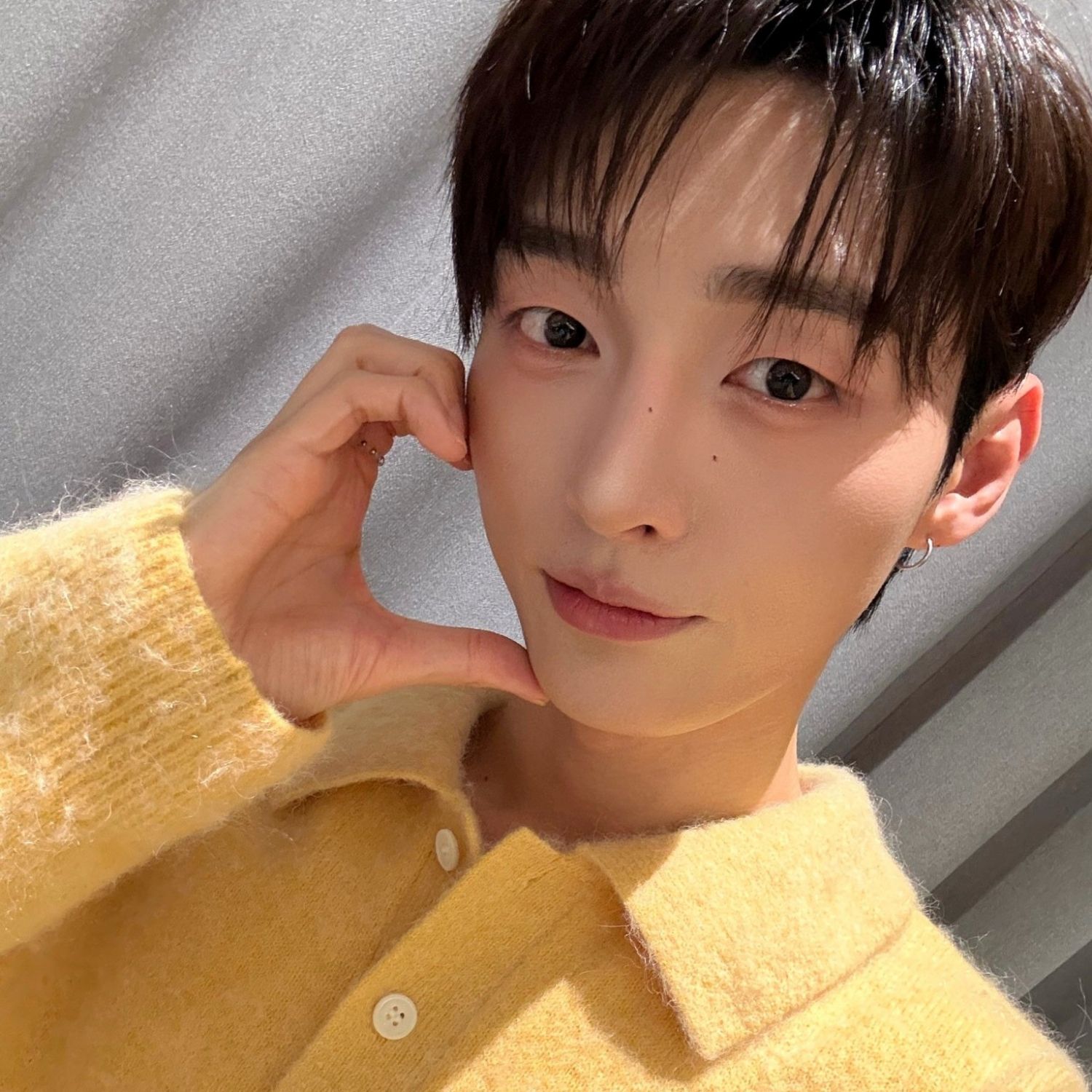 A moment captured by Yoon Jisung's fan