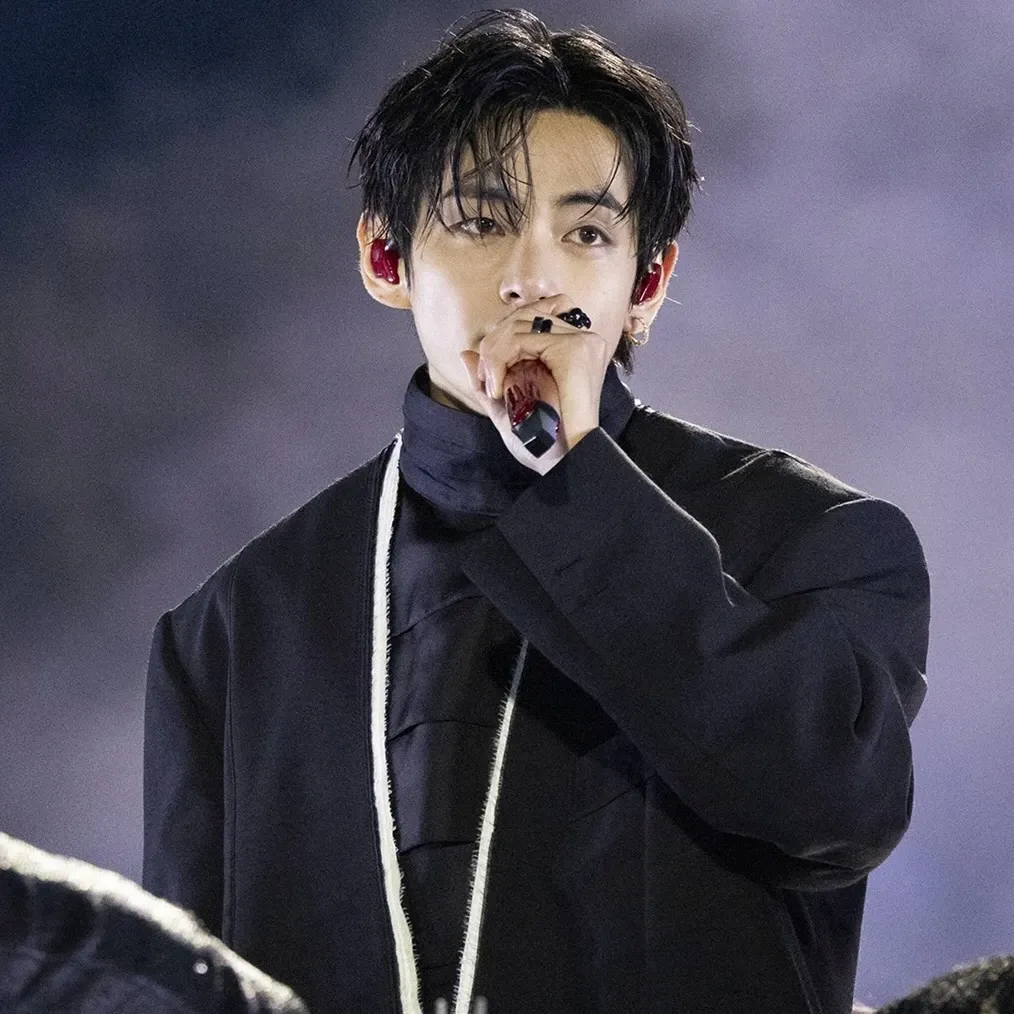 뷔 (방탄소년단)의 최신 사진