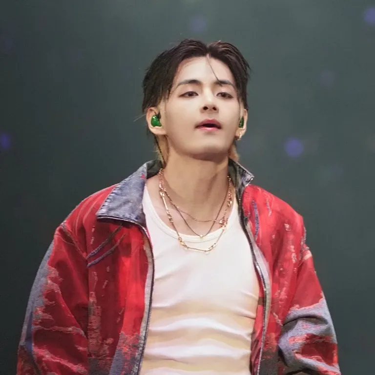 뷔 (방탄소년단)의 최신 사진