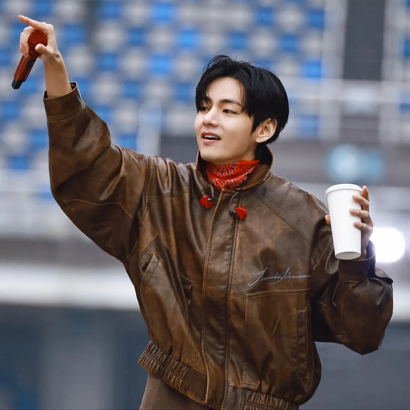 뷔 (방탄소년단)의 최신 사진