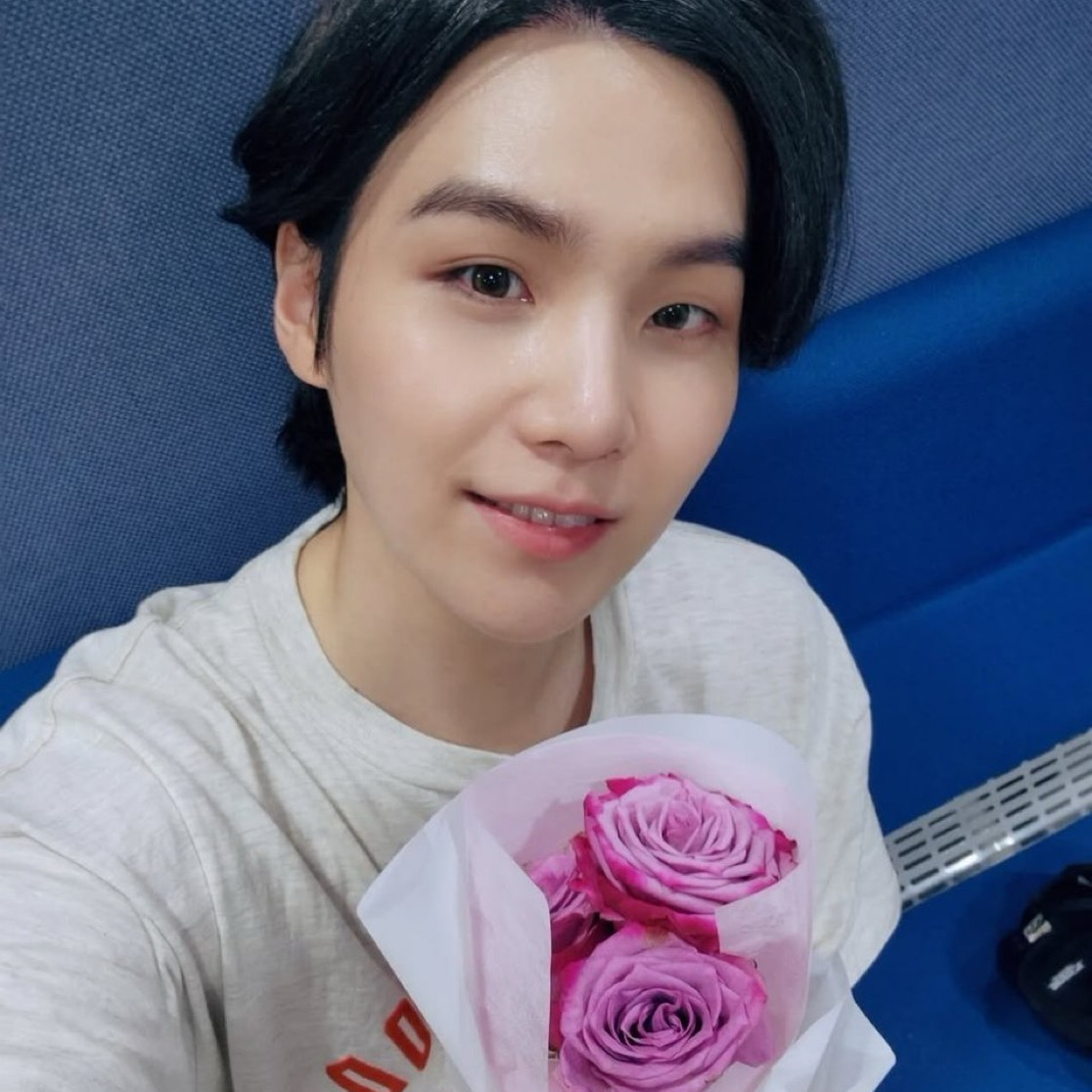 Foto aktivitas terbaru SUGA (BTS)