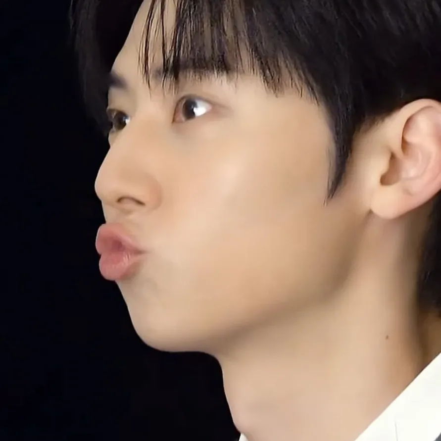 A moment captured by Hwang Minhyun's fan