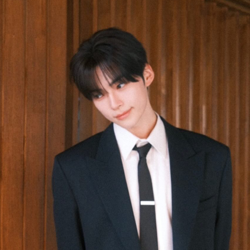 成韩彬 (ZEROBASEONE)的最新照片