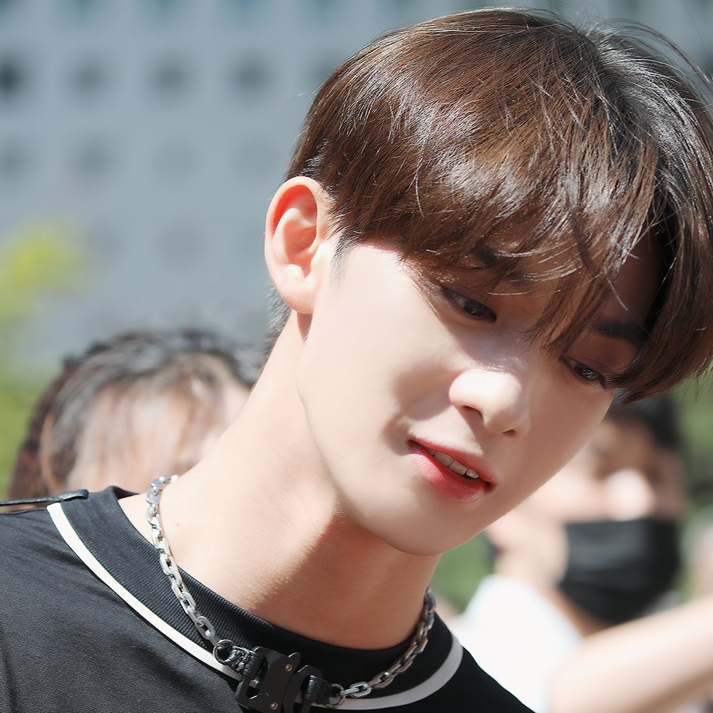 Behind-the-scenes cut of Bae Jinyoung