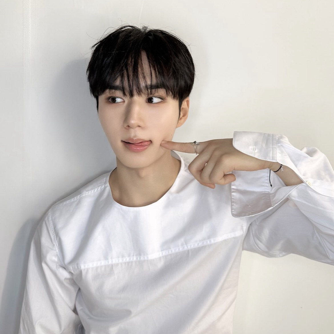 Behind-the-scenes cut of Kim Junseo (ALPHA DRIVE ONE)