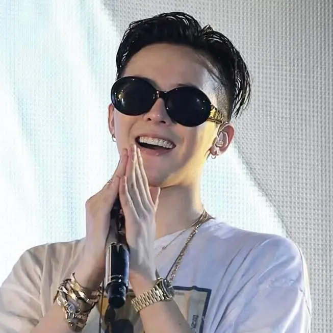 Foto aktivitas terbaru G-DRAGON (BIGBANG)