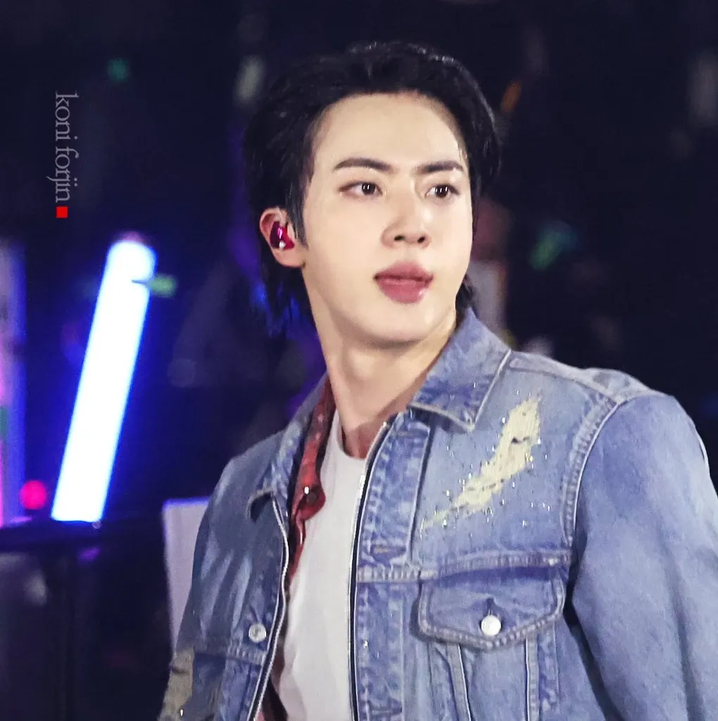 Momen yang diabadikan oleh penggemar Jin (BTS)