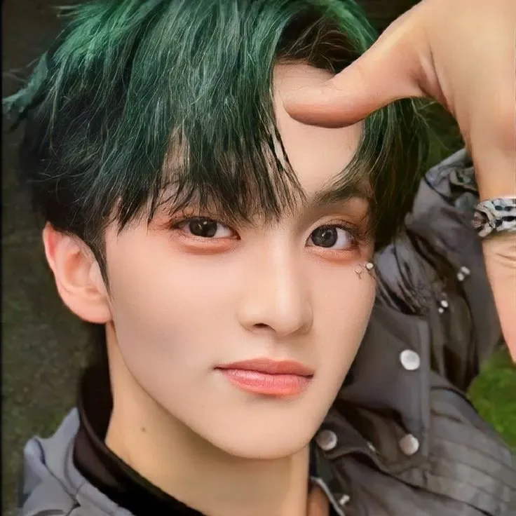 Behind-the-scenes cut of Mark