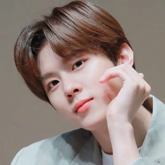 Behind-the-scenes cut of Kim Wooseok