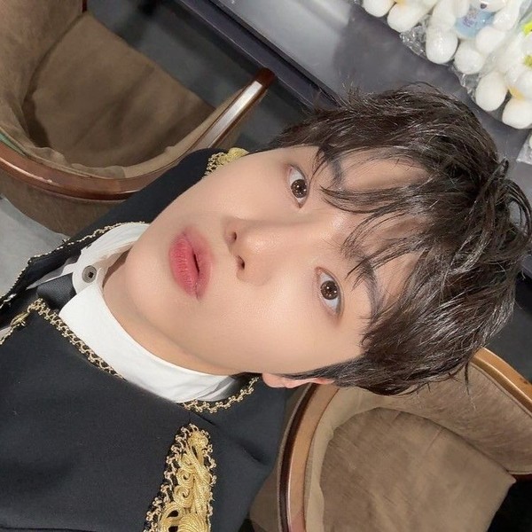 진호 (펜타곤)의 매력을 담은 최애돌 대표 사진