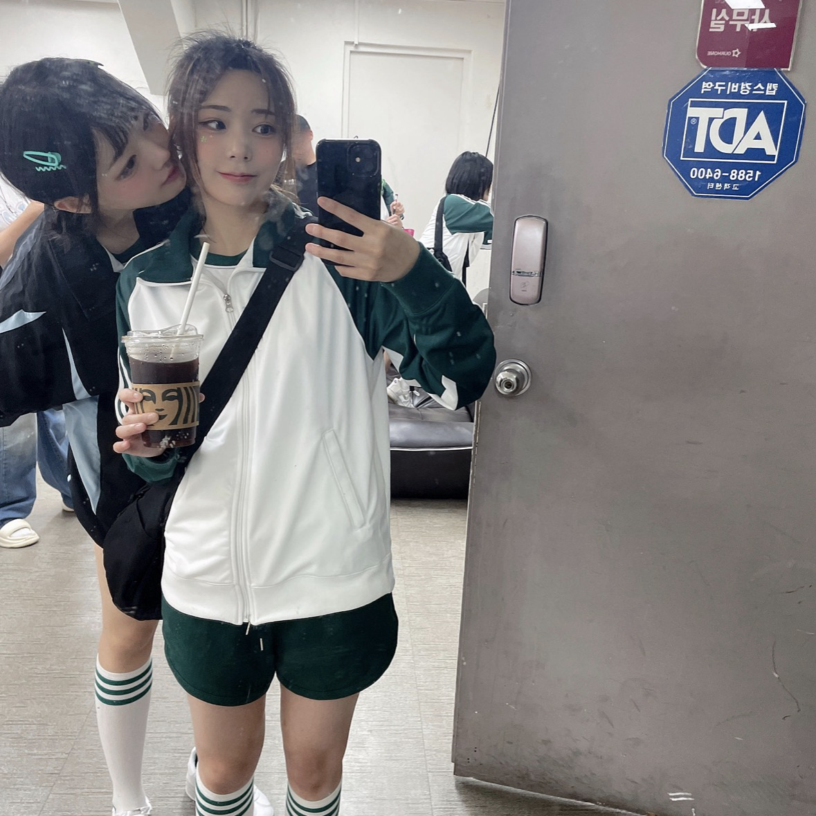 Behind-the-scenes cut of Siyeon (QWER)