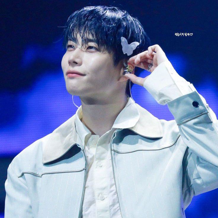 A moment captured by MJ (ASTRO)'s fan