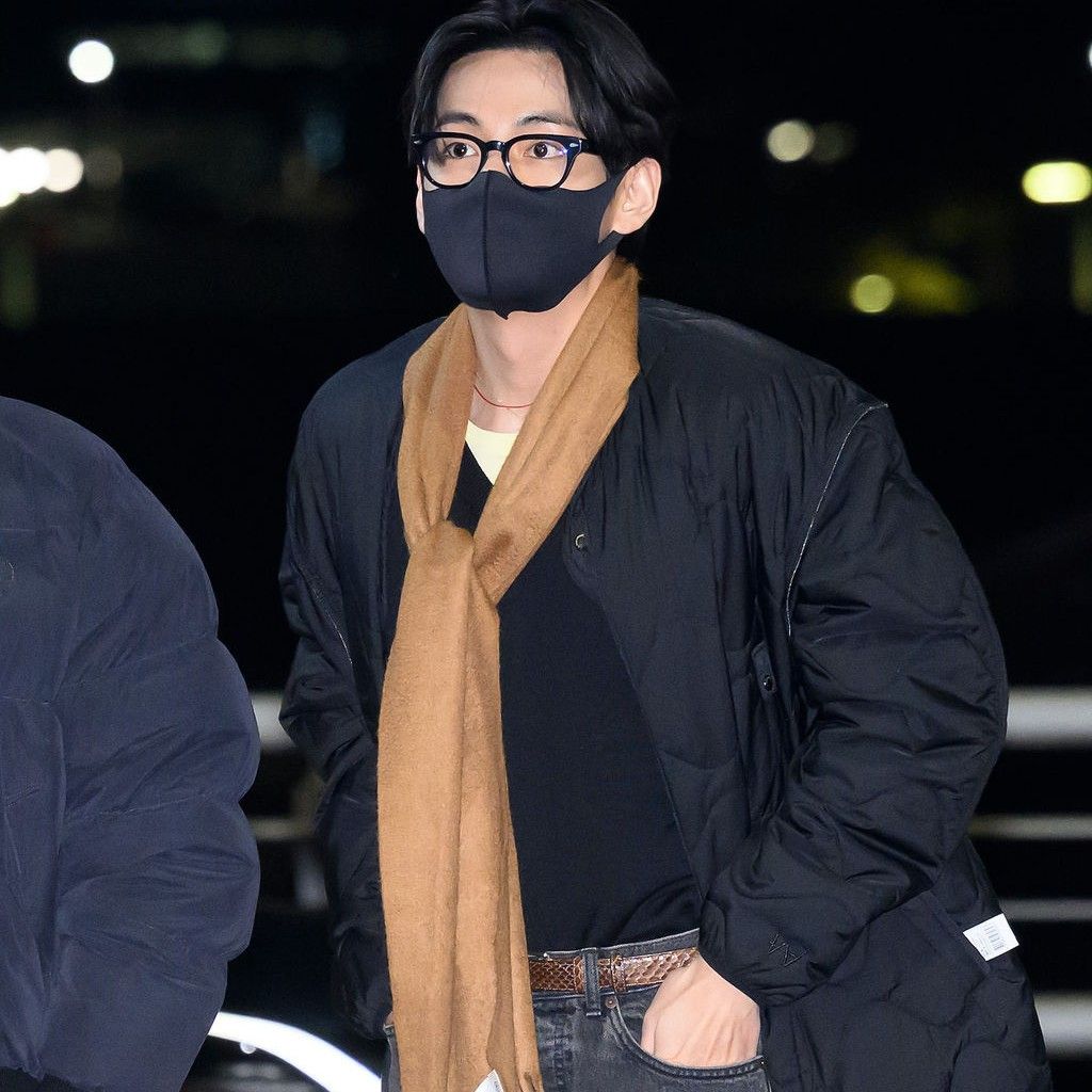 뷔 (방탄소년단)의 최신 사진