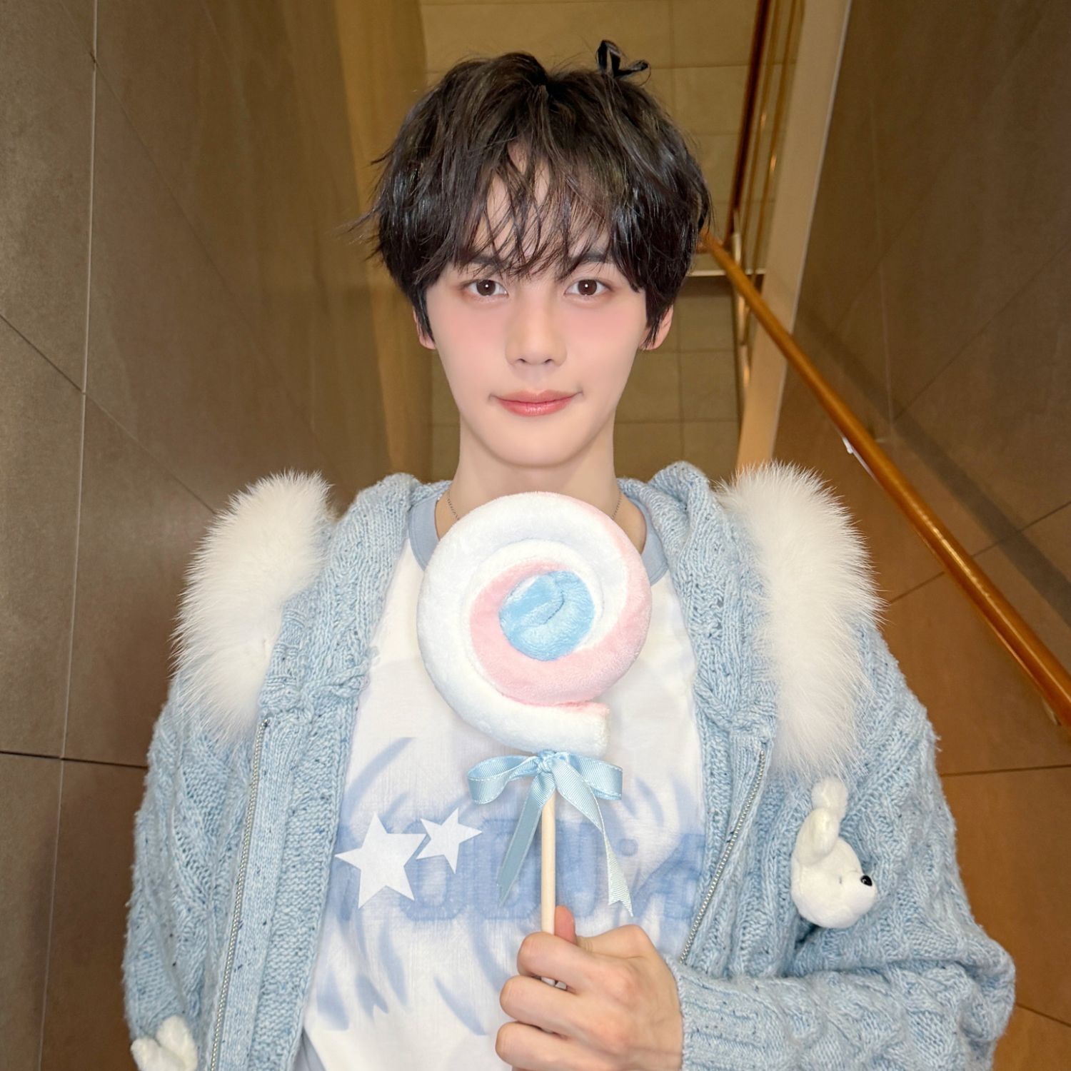 Behind-the-scenes cut of Kim Gyuvin