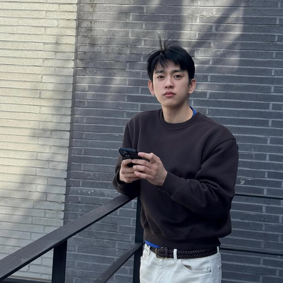 Behind-the-scenes cut of Jinyoung (GOT7)