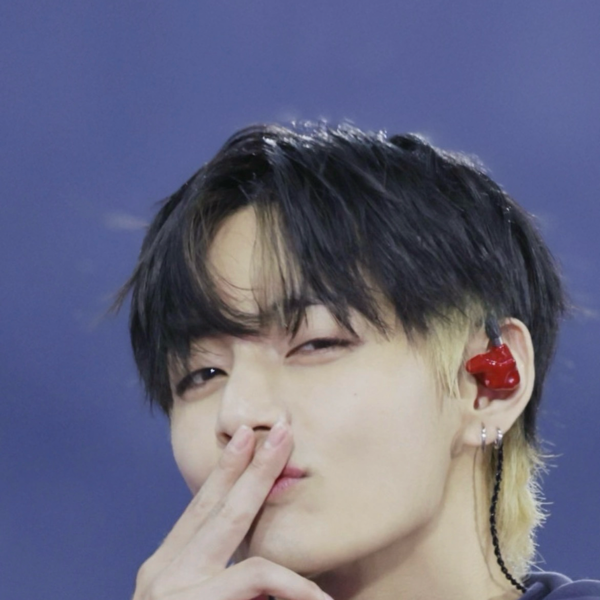 Behind-the-scenes cut of V (BTS)