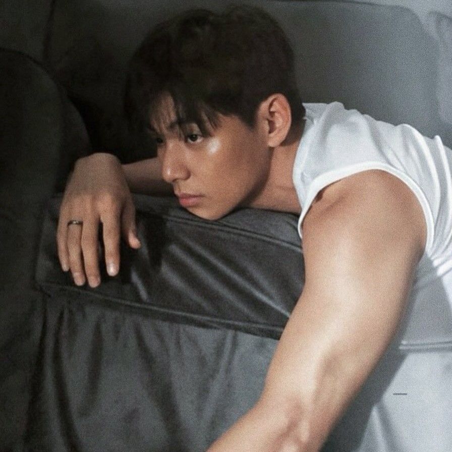 뷔 (방탄소년단)의 최신 사진