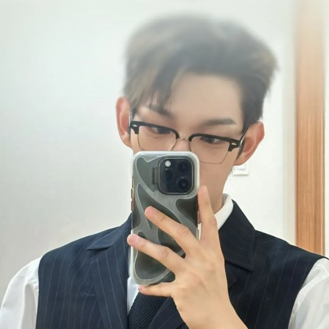 A moment captured by Steven (AHOF)'s fan