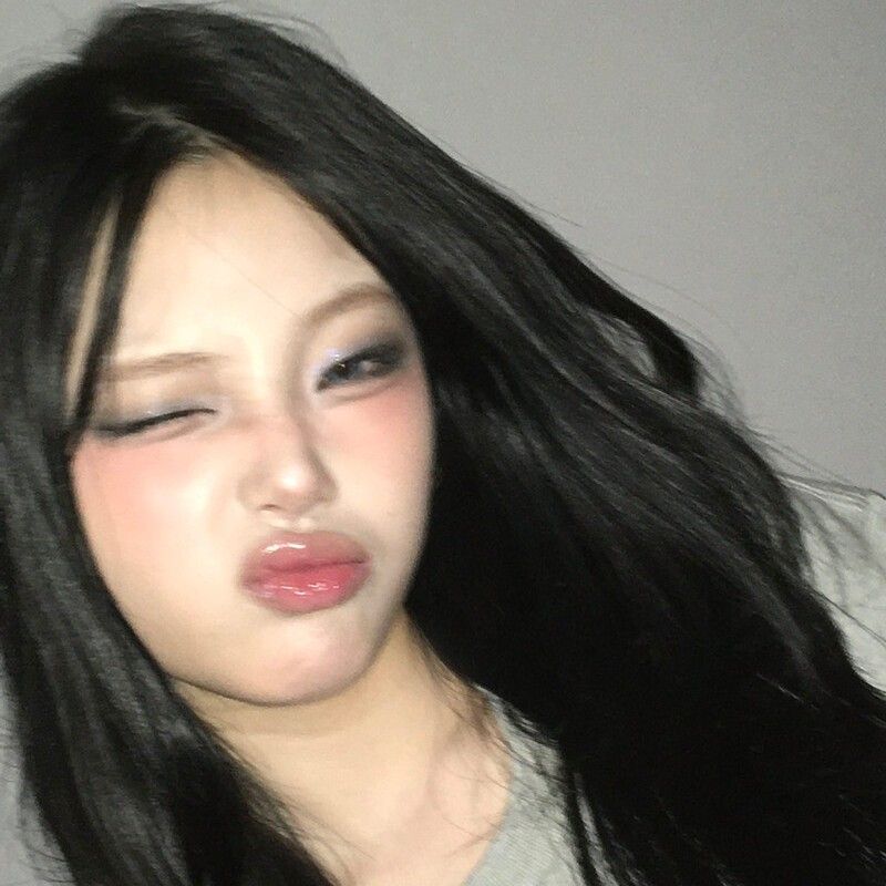 Recent activity shot of Park Boeun (CLASS:y)