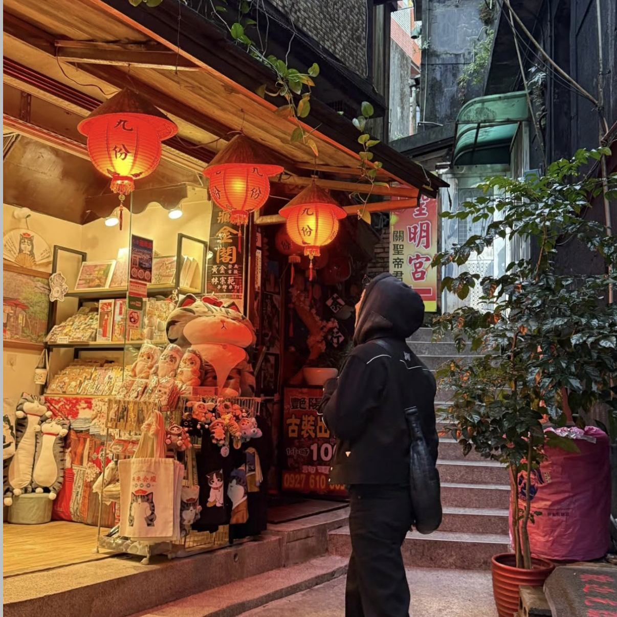 Recent activity shot of Hui (PENTAGON)