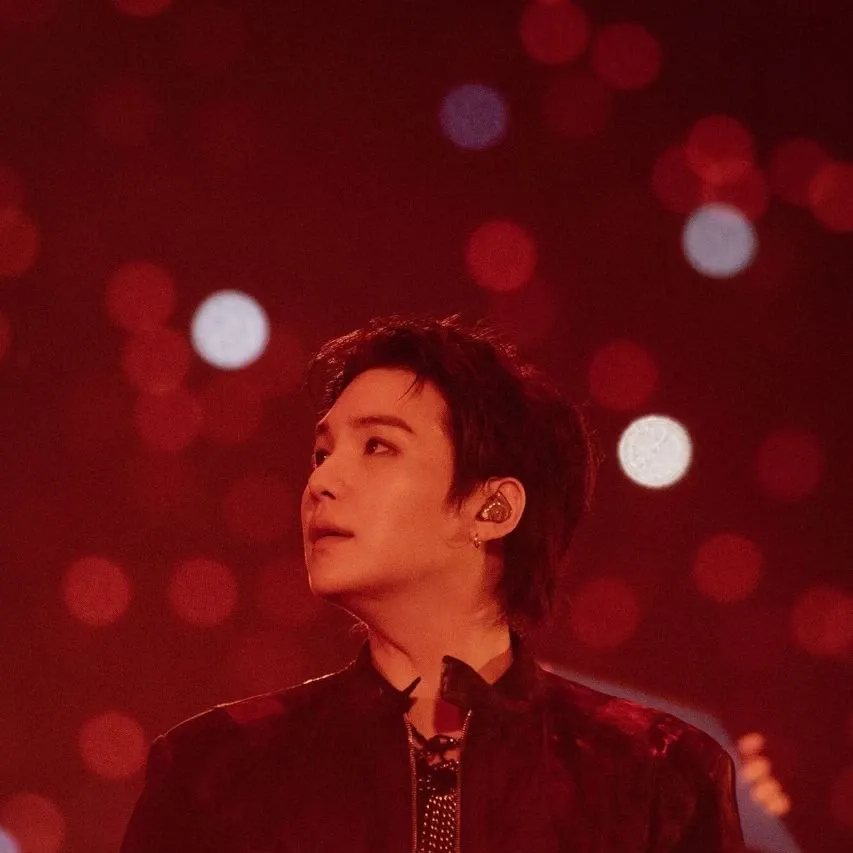 Foto aktivitas terbaru SUGA (BTS)