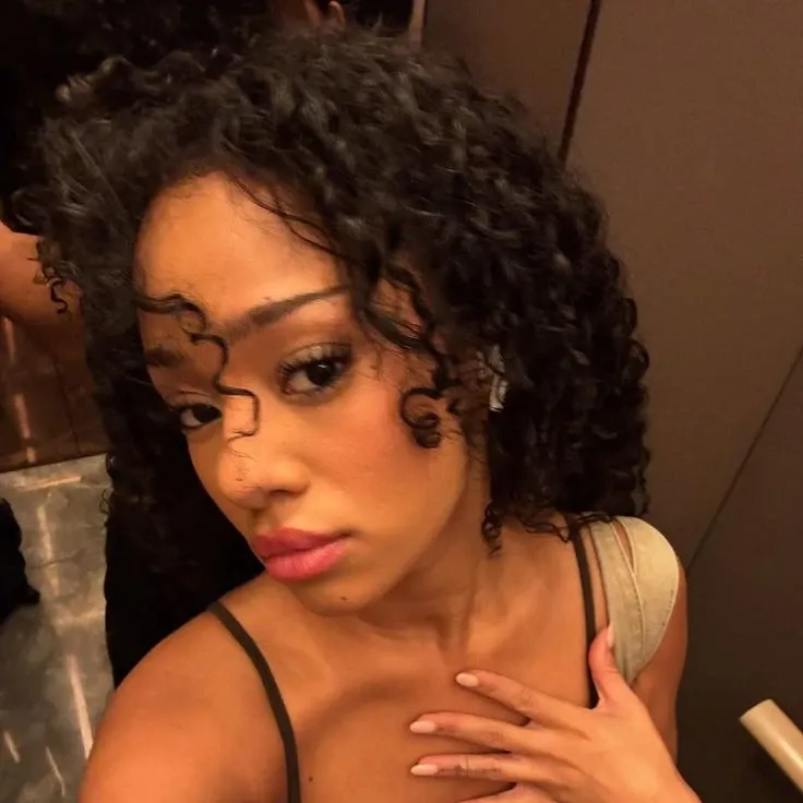 Latest photo of Manon (KATSEYE)